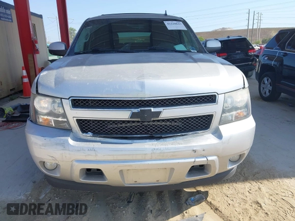 2013 Chevrolet Tahoe LT z VIN 1GNSCBE04DR238222, wystawiony jako IAAI lot #42228643 z przebiegiem 214 525 mil mil oraz . Historia ofert i sprzedaży dostępna na DreamBid. Obrazek 6.