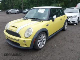 2005 MINI Hardtop S z VIN WMWRE33505TL10590, wystawiony jako IAAI lot #42329906 z przebiegiem 202 395 mil mil oraz . Historia ofert i sprzedaży dostępna na DreamBid. Obrazek 2.