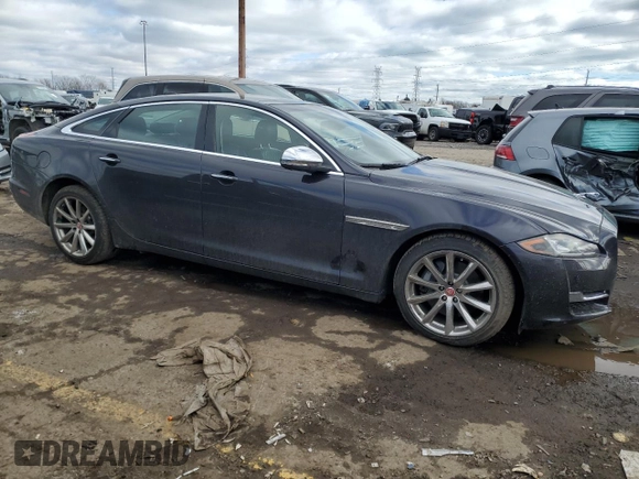 2017 Jaguar XJ with VIN SAJWJ2GD8H8W07547, listed as a Copart auction lot 47433375 with 40,258 mi miles and Clean Title. Bid and sale history available at carsss.com. Image 4.