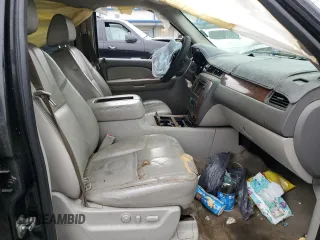 2008 Chevrolet Suburban 2LT with VIN 3GNFK16318G134655, listed as a Copart auction lot 52225855 with 298,925 mi miles and Salvage Title. Bid and sale history available at DreamBid. Image 7.