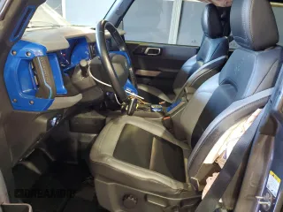 2021 Ford Bronco z VIN 1FMEE5DHXMLA92853, wystawiony jako Copart lot #51822135 z przebiegiem 34 894 mil mil oraz Szkoda całkowita • Salvage title. Historia ofert i sprzedaży dostępna na DreamBid. Obrazek 7.