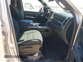 2025 Ram 1500 Big Horn z VIN 1C6SRFFP9SN581193, wystawiony jako IAAI lot #41874738 z przebiegiem 27 347 mil mil oraz . Historia ofert i sprzedaży dostępna na DreamBid. Obrazek 5.