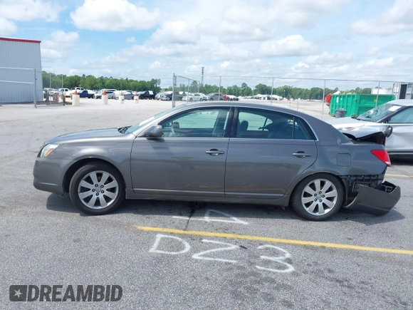2007 Toyota Avalon XL z VIN 4T1BK36B17U172307, wystawiony jako IAAI lot #42199032 z przebiegiem 169 660 mil mil oraz . Historia ofert i sprzedaży dostępna na DreamBid. Obrazek 14.