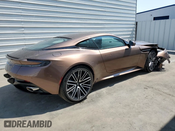 2024 Aston Martin DB12 z VIN SCFRMFFW3RGL12944, wystawiony jako Copart lot #61053374 z przebiegiem 472 mil mil oraz Szkoda całkowita • Salvage title. Historia ofert i sprzedaży dostępna na DreamBid. Obrazek 3.