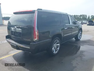 2013 Cadillac Escalade ESV Platinum Edition z VIN 1GYS4KEF8DR145353, wystawiony jako IAAI lot #42265408 z przebiegiem 218 420 mil mil oraz . Historia ofert i sprzedaży dostępna na DreamBid. Obrazek 4.