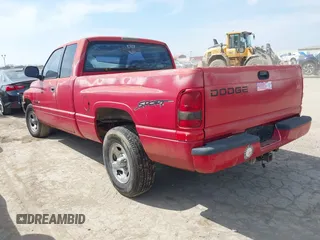1998 Dodge 1500 z VIN 3B7HC13Z3WG233093, wystawiony jako IAAI lot #41526254 z przebiegiem 260 000 mil mil oraz . Historia ofert i sprzedaży dostępna na DreamBid. Obrazek 3.