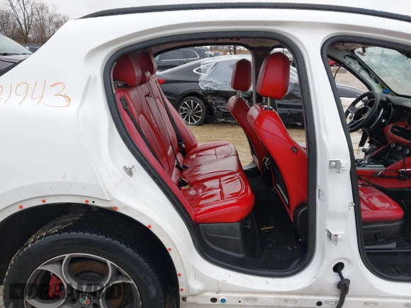 2019 Alfa Romeo Stelvio z VIN ZASPAKAN8K7C38424, wystawiony jako IAAI lot #41476001 z przebiegiem Nie podano mil oraz . Historia ofert i sprzedaży dostępna na DreamBid. Obrazek 8.