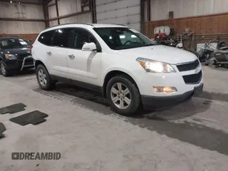 2012 Chevrolet Traverse 1LT z VIN 1GNKVGEDXCJ241794, wystawiony jako IAAI lot #41902110 z przebiegiem 138 305 mil mil oraz . Historia ofert i sprzedaży dostępna na DreamBid. Obrazek 1.