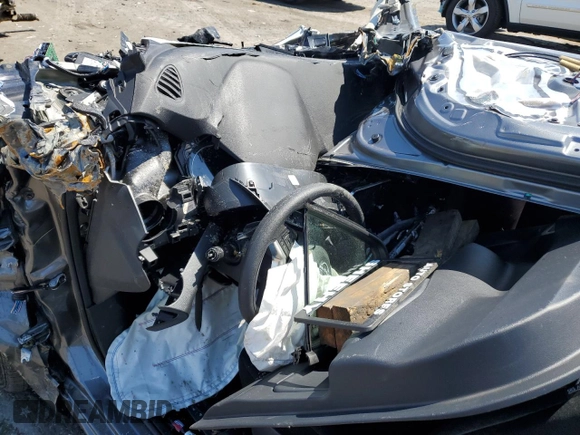 2025 Nissan Versa SV z VIN 3N1CN8EV3SL822009, wystawiony jako Copart lot #55924995 z przebiegiem Nie podano mil oraz Nie do naprawy • Non repairable. Historia ofert i sprzedaży dostępna na DreamBid. Obrazek 8.
