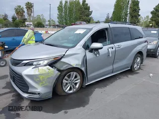 2022 Toyota Sienna XLE z VIN 5TDJRKEC8NS135921, wystawiony jako IAAI lot #42124395 z przebiegiem 39 611 mil mil oraz . Historia ofert i sprzedaży dostępna na DreamBid. Obrazek 2.