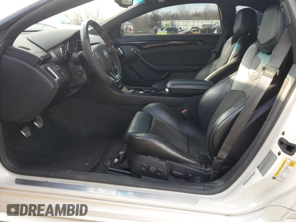 2013 Cadillac CTS-V z VIN 1G6DV1EP1D0133132, wystawiony jako Copart lot #85289884 z przebiegiem 37 093 mil mil oraz Szkody całkowita. Historia ofert i sprzedaży dostępna na DreamBid. Obrazek 7.