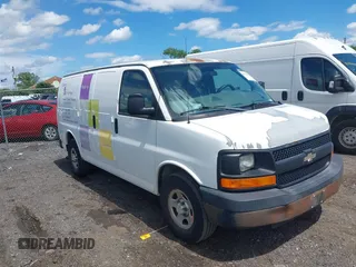 2007 Chevrolet Express Cargo z VIN 1GCFG15X271238826, wystawiony jako IAAI lot #42547555 z przebiegiem 154 077 mil mil oraz . Historia ofert i sprzedaży dostępna na DreamBid. Obrazek 1.
