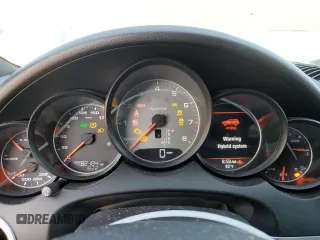 2012 Porsche Cayenne S Hybrid z VIN WP1AE2A21CLA92318, wystawiony jako Copart lot #55595055 z przebiegiem 82 184 mil mil oraz Szkody całkowita. Historia ofert i sprzedaży dostępna na DreamBid. Obrazek 9.