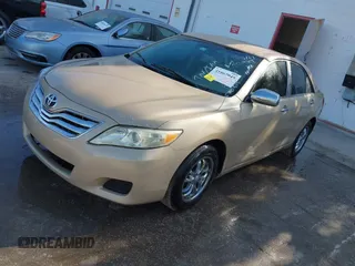2011 Toyota Camry LE z VIN 4T1BF3EK2BU670515, wystawiony jako IAAI lot #41867049 z przebiegiem 174 987 mil mil oraz . Historia ofert i sprzedaży dostępna na DreamBid. Obrazek 2.