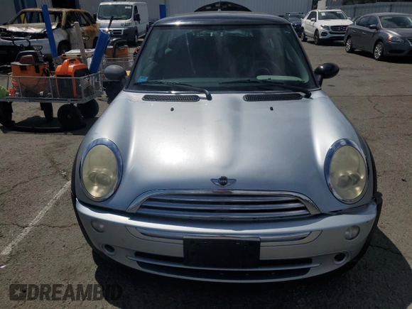 2005 MINI Hardtop z VIN WMWRC33405TJ64270, wystawiony jako Copart lot #52730515 z przebiegiem 99 702 mil mil oraz Szkoda całkowita • Salvage title. Historia ofert i sprzedaży dostępna na DreamBid. Obrazek 5.