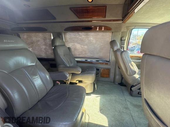 2002 Chevrolet Chevy Van z VIN 1GBFG15M421166126, wystawiony jako Copart lot #82826034 z przebiegiem 213 771 mil mil oraz Czysty tytuł • Clean title. Historia ofert i sprzedaży dostępna na DreamBid. Obrazek 6.