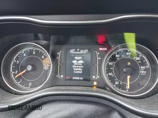 2020 Jeep Cherokee Latitude Plus z VIN 1C4PJMLBXLD538959, wystawiony jako IAAI lot #42266458 z przebiegiem 67 543 mil mil oraz . Historia ofert i sprzedaży dostępna na DreamBid. Obrazek 7.