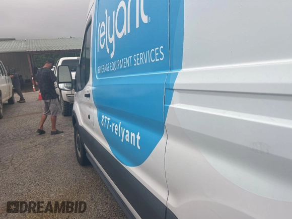 2018 Ford Transit z VIN 1FTYE1CM4JKB42317, wystawiony jako IAAI lot #42558333 z przebiegiem 204 042 mil mil oraz . Historia ofert i sprzedaży dostępna na DreamBid. Obrazek 20.