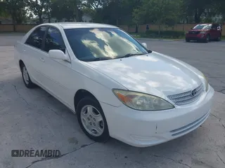 2002 Toyota Camry XLE z VIN 4T1BF32K42U007564, wystawiony jako IAAI lot #42534864 z przebiegiem 133 850 mil mil oraz . Historia ofert i sprzedaży dostępna na DreamBid. Obrazek 1.