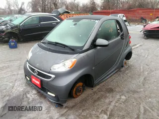 2014 Smart fortwo Pure z VIN WMEEJ3BAXEK783075, wystawiony jako IAAI lot #41505299 z przebiegiem 34 473 mil mil oraz . Historia ofert i sprzedaży dostępna na DreamBid. Obrazek 2.