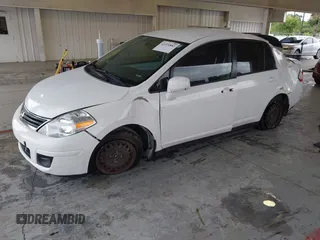 2010 Nissan Versa S с VIN 3N1BC1AP8AL391813, выставлен на аукционе IAAI как лот 42224883 с пробегом 103 839 миль миль и . История ставок и продаж доступна на DreamBid. Изображение 18.