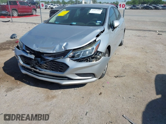 2017 Chevrolet Cruze LS z VIN 1G1BC5SM8H7252748, wystawiony jako IAAI lot #42027880 z przebiegiem 88 114 mil mil oraz . Historia ofert i sprzedaży dostępna na DreamBid. Obrazek 6.