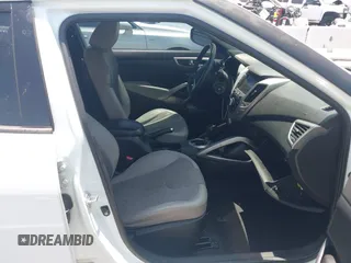 2012 Hyundai Veloster w/Black Int z VIN KMHTC6AD5CU056209, wystawiony jako IAAI lot #42565571 z przebiegiem 137 908 mil mil oraz . Historia ofert i sprzedaży dostępna na DreamBid. Obrazek 5.