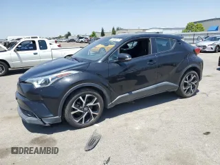 2018 Toyota C-HR XLE z VIN NMTKHMBXXJR044779, wystawiony jako Copart lot #59895875 z przebiegiem 135 761 mil mil oraz Czysty tytuł • Clean title. Historia ofert i sprzedaży dostępna na DreamBid. Obrazek 1.