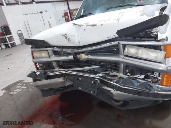 1996 Chevrolet Tahoe with VIN 1GNEK13R5TJ341299, listed as a IAAI auction lot 41713489 with 251,990 mi miles. Bid and sale history available at carsss.com. Image 6.