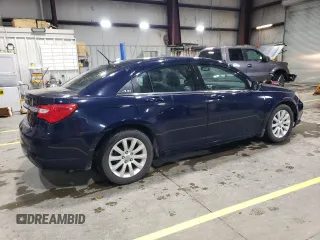 2014 Chrysler 200 Touring z VIN 1C3CCBBB3EN171841, wystawiony jako Copart lot #51232055 z przebiegiem 237 122 mil mil oraz Szkody całkowita. Historia ofert i sprzedaży dostępna na DreamBid. Obrazek 3.