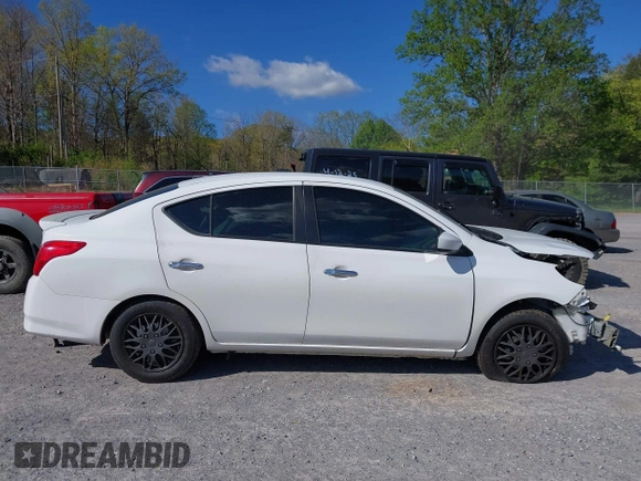2019 Nissan Versa SV z VIN 3N1CN7AP1KL871615, wystawiony jako IAAI lot #42051338 z przebiegiem 108 364 mil mil oraz . Historia ofert i sprzedaży dostępna na DreamBid. Obrazek 14.