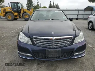 2013 Mercedes-Benz C 250 Sport z VIN WDDGF4HB5DR268186, wystawiony jako Copart lot #59209855 z przebiegiem 93 184 mil mil oraz Czysty tytuł • Clean title. Historia ofert i sprzedaży dostępna na DreamBid. Obrazek 5.