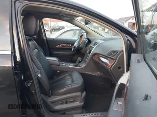 2014 Lincoln MKX z VIN 2LMDJ8JK0EBL19868, wystawiony jako IAAI lot #40960894 z przebiegiem 88 609 mil mil oraz . Historia ofert i sprzedaży dostępna na DreamBid. Obrazek 5.
