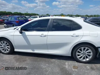 2024 Toyota Camry LE z VIN 4T1R11AK5RU881936, wystawiony jako IAAI lot #42080937 z przebiegiem 13 302 mil mil oraz . Historia ofert i sprzedaży dostępna na DreamBid. Obrazek 14.