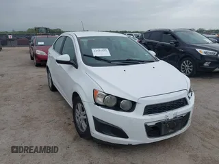 2015 Chevrolet Sonic LT z VIN 1G1JC5SH7F4112395, wystawiony jako IAAI lot #41931652 z przebiegiem 131 610 mil mil oraz . Historia ofert i sprzedaży dostępna na DreamBid. Obrazek 1.