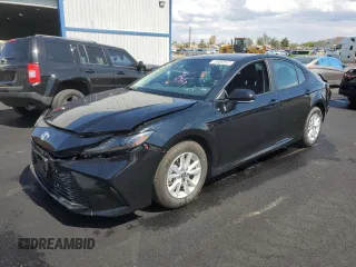 2025 Toyota Camry LE z VIN 4T1DAACK1SU566211, wystawiony jako Copart lot #60245455 z przebiegiem 9 223 mil mil oraz Czysty tytuł • Clean title. Historia ofert i sprzedaży dostępna na DreamBid. Obrazek 1.