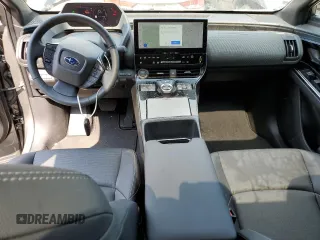 2023 Subaru Solterra Premium z VIN JTMABABA0PA015015, wystawiony jako Copart lot #61691623 z przebiegiem 2797 mil mil oraz . Historia ofert i sprzedaży dostępna na DreamBid. Obrazek 8.