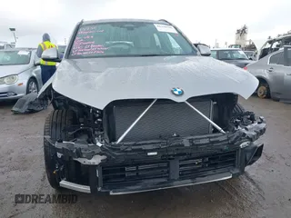 2023 BMW X1 xDrive28i z VIN WBX73EF02P5X48940, wystawiony jako IAAI lot #41528706 z przebiegiem 10 683 mil mil oraz . Historia ofert i sprzedaży dostępna na DreamBid. Obrazek 12.
