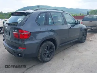 2013 BMW X5 xDrive35i z VIN 5UXZV4C50D0B01294, wystawiony jako IAAI lot #42280518 z przebiegiem 91 804 mil mil oraz . Historia ofert i sprzedaży dostępna na DreamBid. Obrazek 4.
