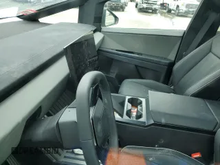2024 Tesla Cybertruck Cyberbeast z VIN 7G2CEHEE1RA037505, wystawiony jako Copart lot #48383485 z przebiegiem Nie podano mil oraz Szkody całkowita. Historia ofert i sprzedaży dostępna na DreamBid. Obrazek 9.
