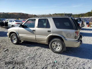 2000 GMC Jimmy SL with VIN 1GKCS13WXY2295240, listed as a Copart auction lot 88526175 with 287,927 mi miles and Salvage Title. Bid and sale history available at carsss.com. Image 2.