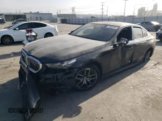 2024 BMW i5 eDrive40 z VIN WBY33FK04RCR61828, wystawiony jako Copart lot #75008794 z przebiegiem 11 905 mil mil oraz Szkody całkowita. Historia ofert i sprzedaży dostępna na DreamBid. Obrazek 1.