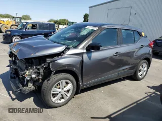 2020 Nissan Kicks S z VIN 3N1CP5BV0LL580293, wystawiony jako Copart lot #60118095 z przebiegiem 56 427 mil mil oraz Czysty tytuł • Clean title. Historia ofert i sprzedaży dostępna na DreamBid. Obrazek 1.