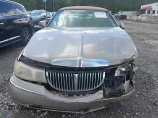 2001 Lincoln Town Car Executive z VIN 1LNHM81W61Y685421, wystawiony jako IAAI lot #42253950 z przebiegiem 215 112 mil mil oraz . Historia ofert i sprzedaży dostępna na DreamBid. Obrazek 12.