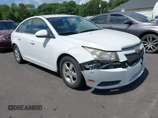 2014 Chevrolet Cruze 1LT z VIN 1G1PC5SB4E7132171, wystawiony jako IAAI lot #42532531 z przebiegiem 132 012 mil mil oraz . Historia ofert i sprzedaży dostępna na DreamBid. Obrazek 1.