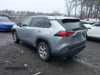 2019 Toyota RAV4 XLE z VIN 2T3P1RFV2KC002870, wystawiony jako IAAI lot #41941103 z przebiegiem 74 863 mil mil oraz . Historia ofert i sprzedaży dostępna na DreamBid. Obrazek 3.