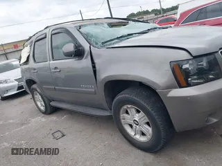 2007 Chevrolet Tahoe LT z VIN 1GNFC13J77R113842, wystawiony jako IAAI lot #42293559 z przebiegiem 288 926 mil mil oraz . Historia ofert i sprzedaży dostępna na DreamBid. Obrazek 1.