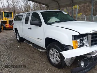2010 GMC Sierra 1500 SLE z VIN 1GTSKVE33AZ256598, wystawiony jako IAAI lot #41737006 z przebiegiem 122 228 mil mil oraz . Historia ofert i sprzedaży dostępna na DreamBid. Obrazek 1.