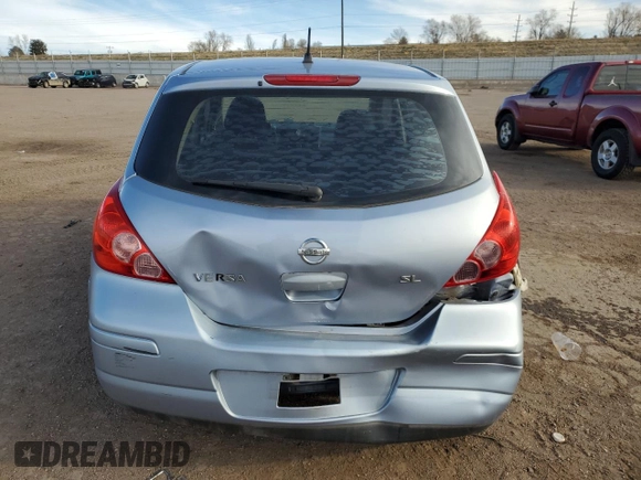 2009 Nissan Versa SL z VIN 3N1BC13E39L395999, wystawiony jako Copart lot #50225605 z przebiegiem 183 206 mil mil oraz Szkoda całkowita • Salvage title. Historia ofert i sprzedaży dostępna na DreamBid. Obrazek 6.