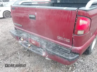 2001 GMC Sonoma SLS 1SG z VIN 1GTCS19W118232579, wystawiony jako IAAI lot #41877259 z przebiegiem 199 781 mil mil oraz . Historia ofert i sprzedaży dostępna na DreamBid. Obrazek 6.